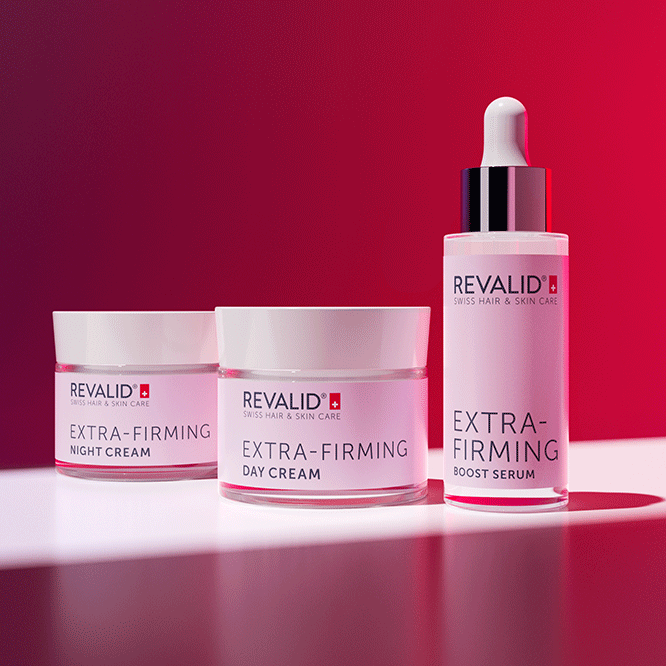 Revalid Extra-Firming Night Cream, Day Cream és Boost Serum fehér színű felületen megjelenítve, élénk piros színű háttér előtt.